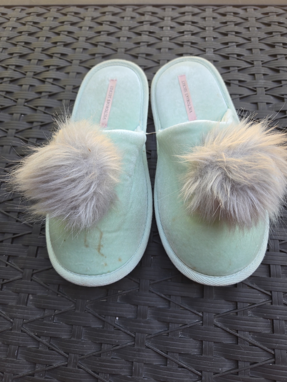 VICYORIA SECRET Mint Velvet Pom Pom Slippers Sise M